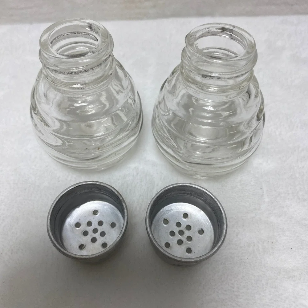VTG Beehive Ribbed Salt & Pepper Shakers Aluminum Tops Art Deco Farmhouse Boho‎